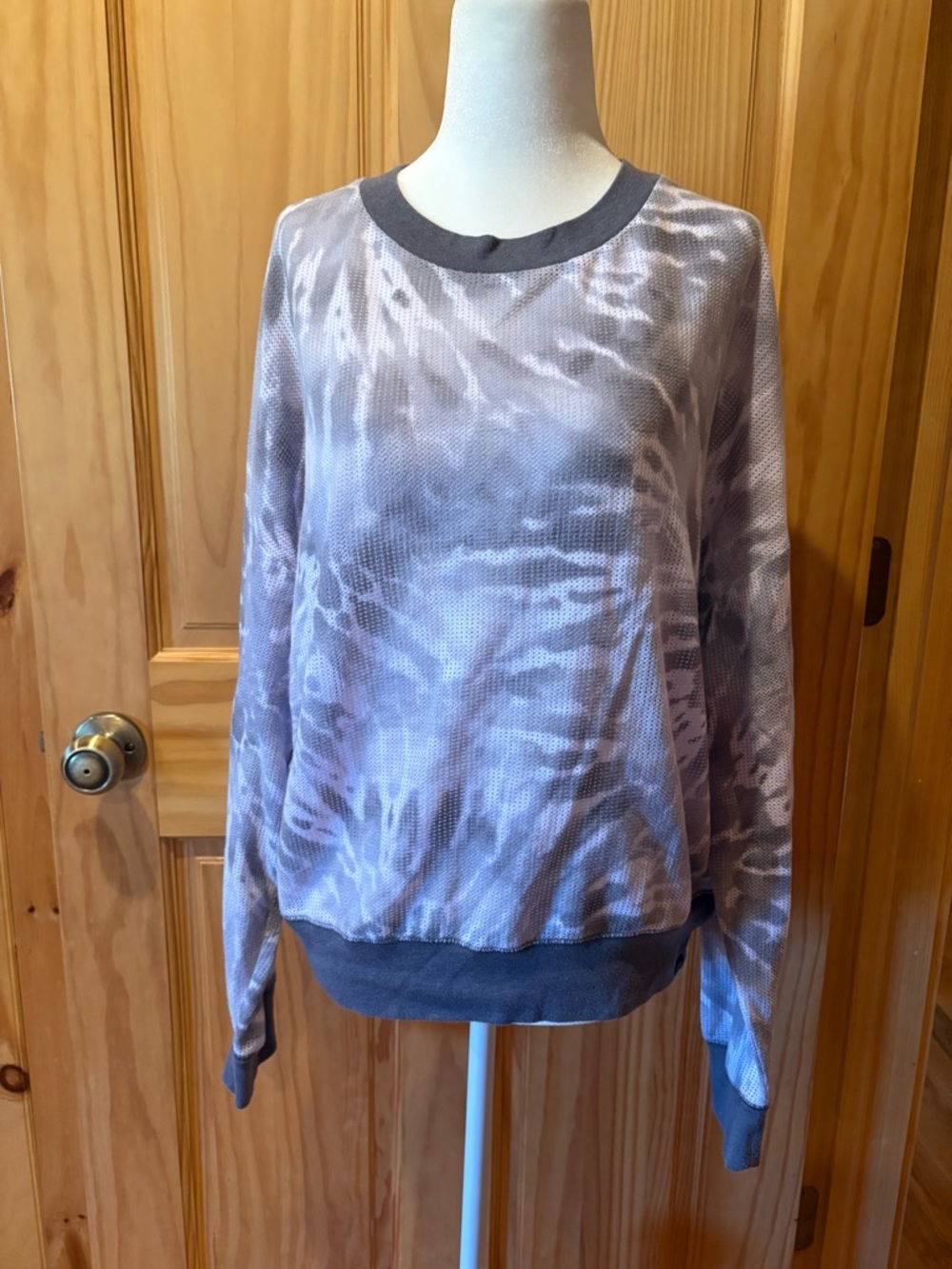 PINK  Victoria’s Secret long-sleeve mesh top grey white women’s L